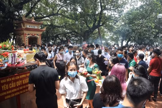 Phủ Tây Hồ "nghẹt thở" giữa đại dịch Covid-19