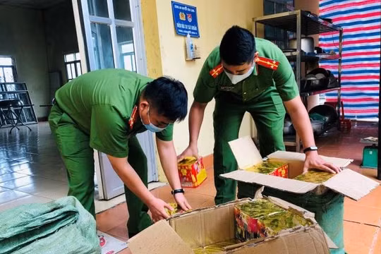 Vận chuyển hàng trăm kg pháo nổ, thấy công an liền nhảy xuống xe bỏ chạy