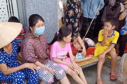 Bản tin pháp luật 8H: Ôm chăn, nằm khóc trước cửa nhà nguyên Phó trưởng công an huyện để "đòi tiền"