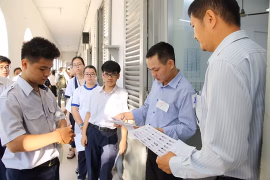 Thầy giáo coi thi tốt nghiệp THPT dương tính lần 1 với COVID-19