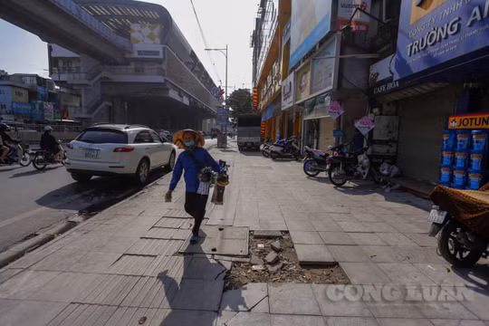 Hà Nội: Mới sử dụng được 3 năm, vỉa hè lát đá có độ bền 70 năm đã vỡ nát, rạn nứt