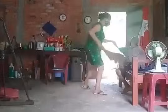 Long An: Công an vào cuộc điều tra vụ cụ bà bị đổ phân lên đầu