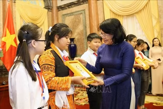 Phó Chủ tịch nước gặp mặt đại biểu Cháu ngoan Bác Hồ tỉnh Bắc Giang