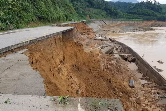 Khẩn trương khắc phục sự cố sạt lở trên đường Hồ Chí Minh qua tỉnh Quảng Nam