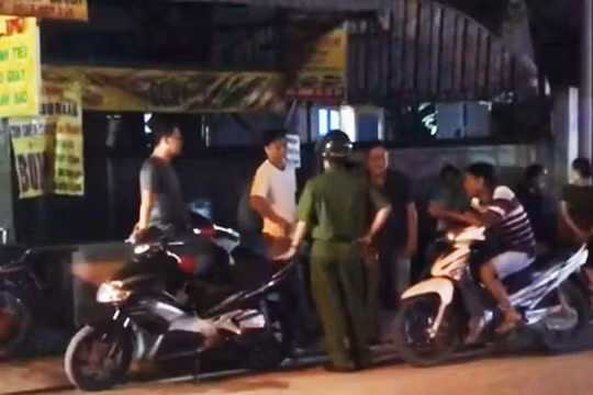 Giận vợ, chồng chốt cửa phòng cùng hai con rồi phóng hoả
