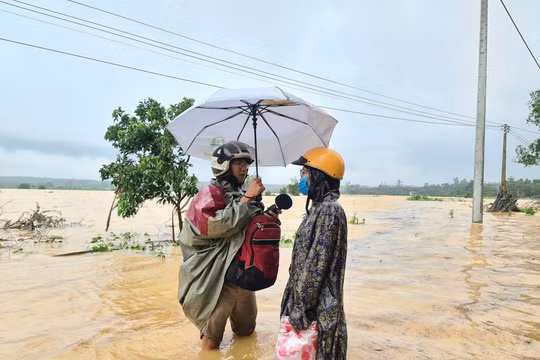 Những người làm báo thầm lặng, cống hiến và sẻ chia cùng đồng bào vùng bão lũ