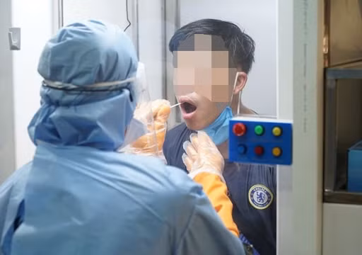Khử trùng khẩn cấp khoa hồi sức cấp cứu bệnh viện tỉnh Quảng Ninh do có ca mắc COVID-19