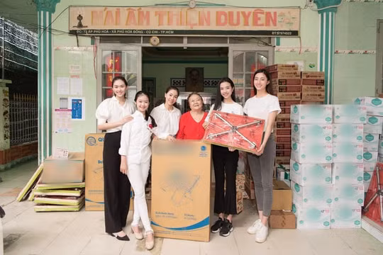 Hoa hậu Tiểu Vy, Lương Thuỳ Linh thăm và tặng quà các em thiếu nhi nhân ngày 1/6