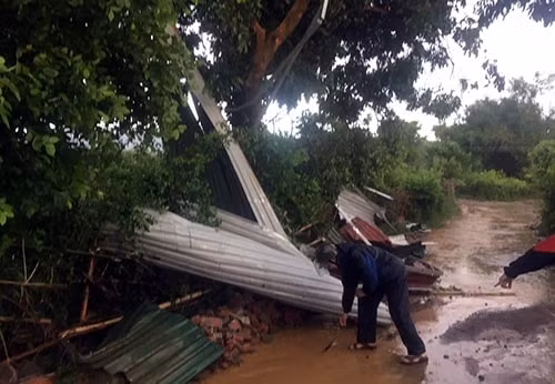 Hòa Bình: Mưa dông bất ngờ khiến 1 người chết, 2 người khác bị thương