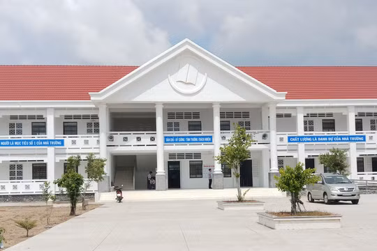 Cà Mau: Ngày đầu tiên trở lại trường của học sinh lớp 9 và lớp 12 sau thời gian dài nghỉ tránh dịch Covid-19