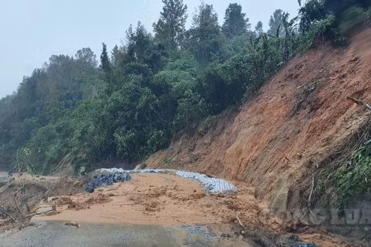 Liên tiếp hứng chịu bão lũ, nhiều tuyến đường miền Trung hư hỏng nghiêm trọng