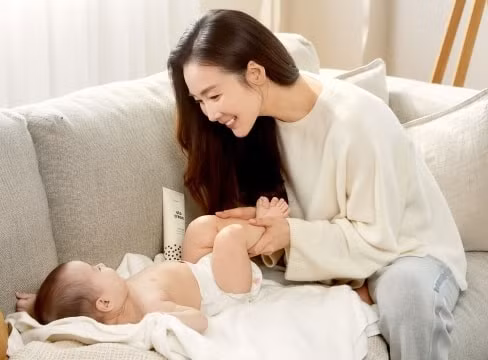 Choi Ji Woo xuất hiện trẻ trung, xinh đẹp sau 5 tháng sinh con