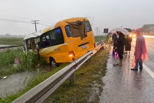 Nghệ An: Xe khách mất lái đâm vào lan can đường, 4 người thương vong