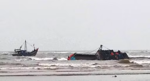 Bão số 9: Tàu nước ngoài cứu sống 3 trong số 26 ngư dân mất tích