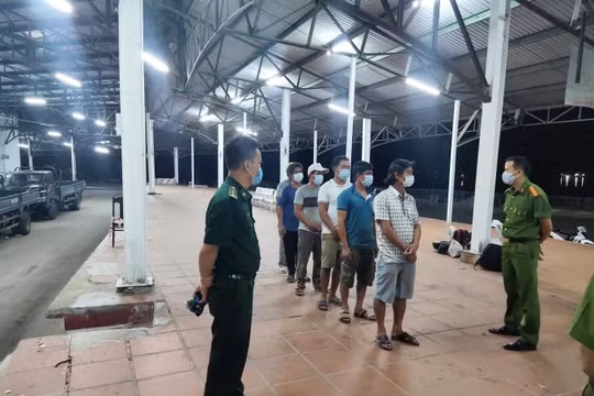 6 người đi bộ từ Đà Nẵng ra Huế để trốn cách ly