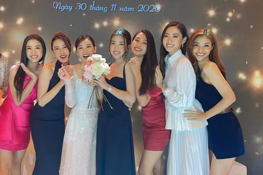 Bắt được hoa cưới của Tường San nhưng Tiểu Vy lại nhường cho Đỗ Mỹ Linh