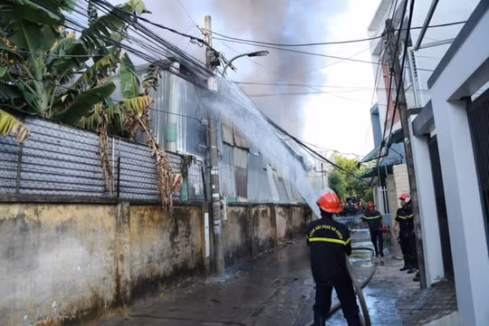 Đà Nẵng: Lửa thiêu rụi kho chứa máy quạt, thiệt hại gần 10 tỉ đồng