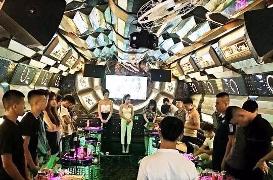 Hà Tĩnh: Phát hiện 13 nam nữ 'bay lắc' trong quán Karaoke
