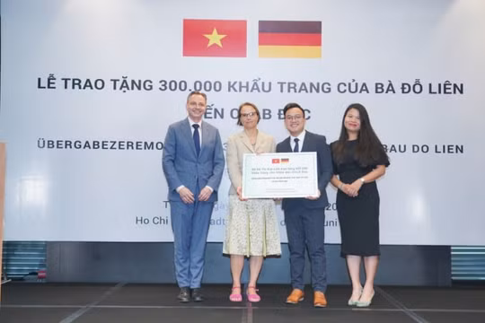 Bà Đỗ Thị Kim Liên trao tặng 300.000 khẩu trang tới nhân dân CHLB Đức