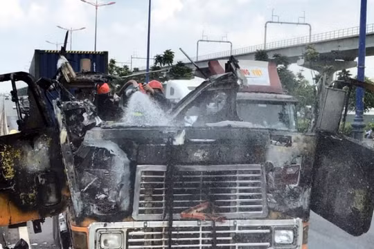 TP. Hồ Chí Minh: Xe container bốc cháy dữ dội trên xa lộ Hà Nội
