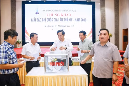 Mùa vàng tôn vinh những người cầm bút chân chính