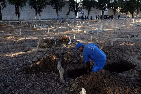 WHO cảnh báo đại dịch Covid-19 đang 'chạm tới giai đoạn nguy hiểm mới'