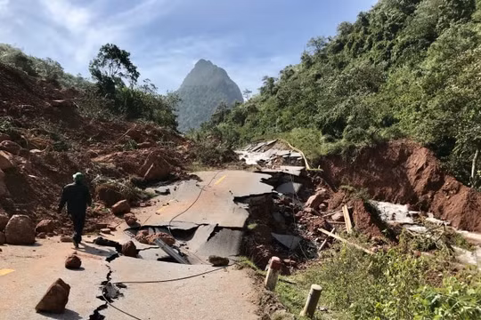 Quốc lộ 12A bị sạt lở, nứt toác nghiêm trọng sau trận lũ