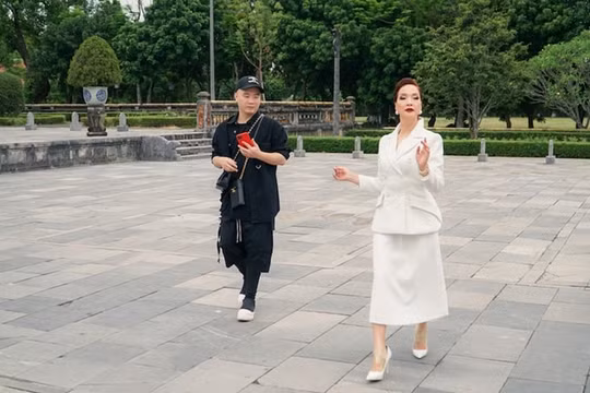 NSND Lê Khanh 'cầu cứu' NTK Đỗ Mạnh Cường trong lần đầu catwalk