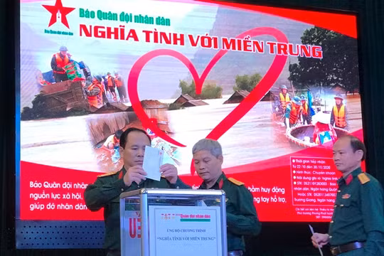 Báo Quân đội nhân dân quyên góp ủng hộ 700 triệu đồng hỗ trợ đồng bào miền Trung
