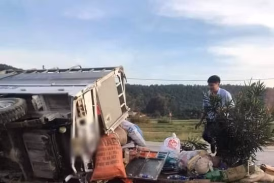 Xe chở hàng cứu trợ gặp tai nạn, tài xế nguy kịch