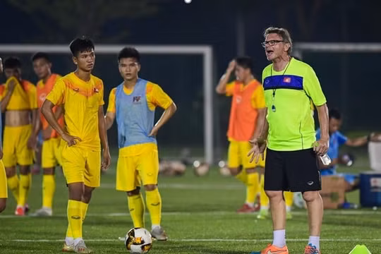 U19 Việt Nam chăm chỉ luyện công trong đêm