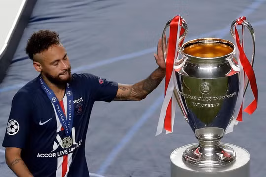 Tiền đạo Neymar ôm mặt khóc khi chứng kiến đội nhà thất bại trước chung kết Champions League