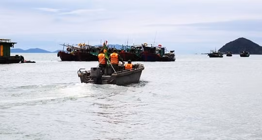 Ngăn chặn tình trạng xuồng máy Trung Quốc hoạt động trái phép trên vùng biển Vạn Gia, Quảng Ninh