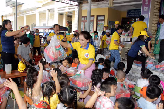 Báo Công an TPHCM trao quà Tết Trung thu cho 600 thiếu nhi