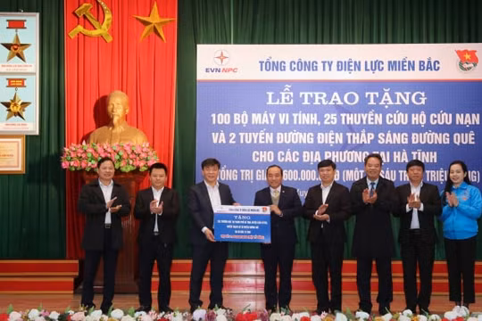EVNNPC tri ân khách hàng tại vùng lũ Nghệ An, Hà Tĩnh với tổng giá trị 2,3 tỷ đồng