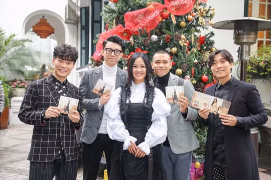 Hồng Nhung ra mắt album mới, bạn trai ngoại quốc âm thầm đến ủng hộ
