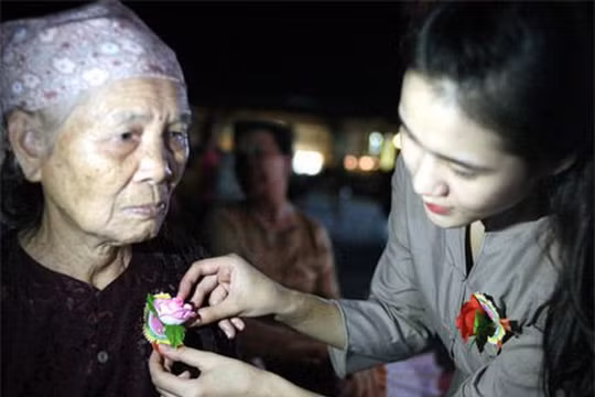 Bông hồng cài áo 2020: Chia sẻ chuyện cảm động về đạo Hiếu của người Việt