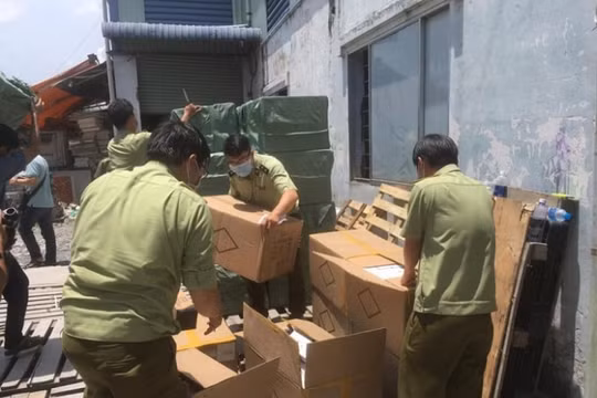 Đột kích kho hàng nhập lậu khẩu trang, đồ chơi, thực phẩm từ Trung Quốc
