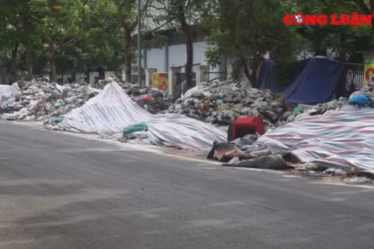 Quận Nam Từ Liêm (Hà Nội): Kinh hãi bãi rác khổng lồ lấn chiếm đường dân sinh