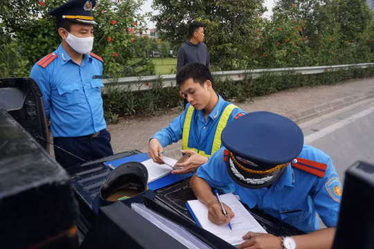 Nhiều tài xế dừng xe giữa cầu Nhật Tân để ‘né’ lực lượng chức năng