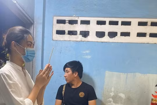 Hoa hậu Lương Thuỳ Linh đến thắp nén hương cho bé trai bị cây phượng đè tử vong