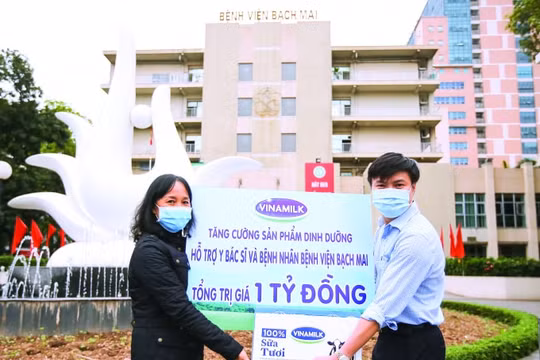 Vinamilk tăng cường hỗ trợ dinh dưỡng cho y bác sỹ, bệnh nhân tại Bệnh viện Bạch Mai