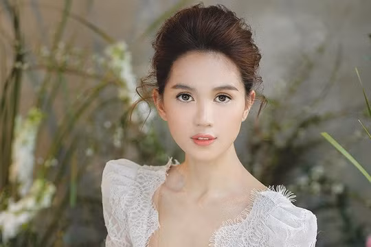 Ngọc Trinh 'khoe' bạn trai trên ghế tình yêu