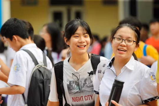 Kết thúc kỳ thi tuyển sinh vào lớp 10 Công lập tại Hà Nội: Thí sinh rạng rỡ, phụ huynh thở phào