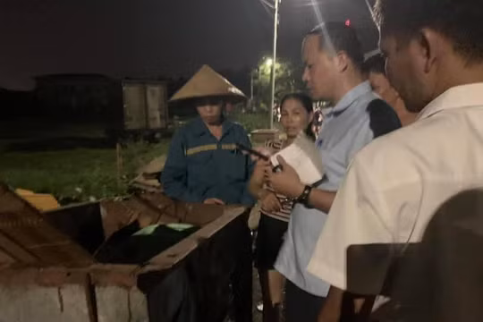 Phát hiện bé sơ sinh bị bỏ rơi trong thùng rác tại Hà Nội