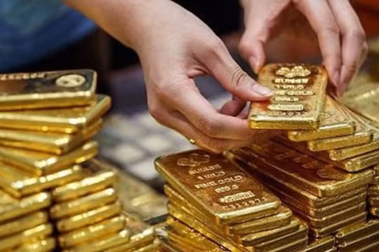 Giá giảm mạnh, nhiều người khóc ròng vì "ôm" vàng
