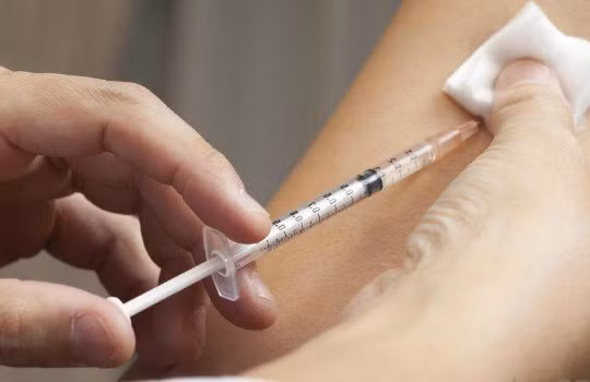 Nhờ nhân viên y tế xóm tiêm thuốc tại nhà, cụ bà 74 tuổi tử vong