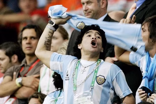 Huyền thoại Diego Maradona đột ngột qua đời ở tuổi 60