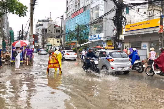 Mưa lớn, nhiều tuyến đường tại Hà Nội lại “hóa thành sông”