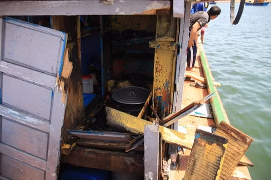 Yêu cầu Trung Quốc chấm dứt hành động cản trở, tấn công, đâm húc tàu cá Việt Nam